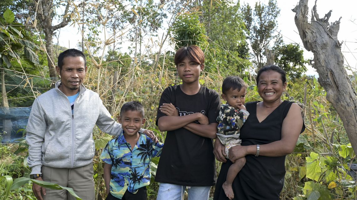 LAOS, Provinz Salavan, ACD Projekt, Dorf Pasing, Familienbild von Frau Enang Khaikeo "Me Noy" und ihr Mann Vihane Keophonvong zusammen mit ihren Kindern Bounme, 2 Jahre, Mitouna, 9 Jahre, und Noy, 16 Jahre