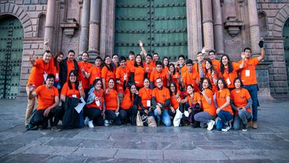Gruppenfoto auf Treppen vor eine Kirche, alle tragen orangene Brot für die Welt T-shirts
