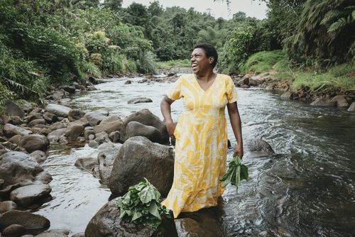 Luisa Curuki (35) Vorsitzende Womens‘ Club, waescht Bele-Blaetter im Fluss hinter ihrem Haus.
Der Partner von Brot fuer die Welt, FCOSS (Fiji Council of Social Services) unterstuetzt die Umsiedlung des Dorfes Cogea. Cogea wurde vom Zyklon "Yasa" Ende 20