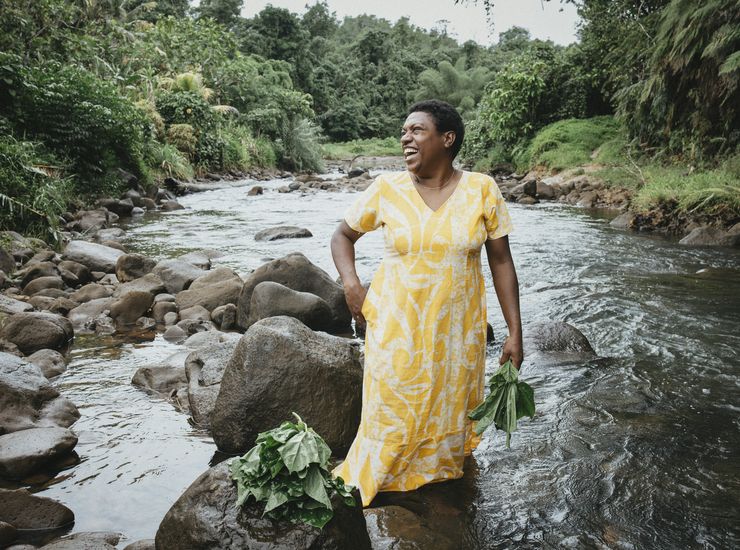 Luisa Curuki (35) Vorsitzende Womens‘ Club, waescht Bele-Blaetter im Fluss hinter ihrem Haus.
Der Partner von Brot fuer die Welt, FCOSS (Fiji Council of Social Services) unterstuetzt die Umsiedlung des Dorfes Cogea. Cogea wurde vom Zyklon "Yasa" Ende 20