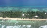 Anflug auf den Hauptatoll Funafuti in Tuvalu. Der Inselstaat gehört zu den am meisten durch den Klimawandel bedrohten Staaten.Der Klimagipfel von Marokko findet vom 7-18. November statt.Brot für die Welt fordert, dass die Ärmsten in der Anpassung an den Klimawandel unterstützt werden in der Bewältigung von klimabedingten Schäden und Verlusten.