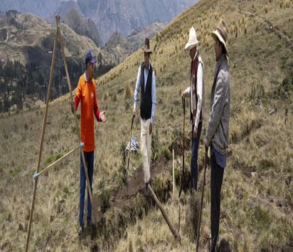 Arariwa in Cusco kümmert sich um die Entwicklung von nachhaltiger Familienlandwirtschaft in der Region.Gemeinsame Anlage von Sickergräben.Der Arariwa Mitarbeiter Renan Mamani Suca (oranges T-Shirt) erklärt die Anlage von Sickergräben am Berghang, damit das Regenwasser besser in das Erdreich eindringen kann.Projektpartner: ARARIWA - Asociacion Arariwa