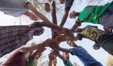 Team-Building: Es braucht Zeit, bis die Freiwilligen aus Deutschland mit den einheimischen Jugendlichen in Kontakt kommen. Gemeinsame Spiele brechen das Eis. Und eines Tages soll ein kleines Jugendzentrum eröffnen.Janne Schlag, 20, und Marcel Reimann, 19, sind "weltwärts"-Freiwillige in Sambia. Sie leben in der Nähe des Örtchens Sinazeze und engagieren sich dort in einem von der Organisation Kaluli Development Foundation initiierten Jugendprojekt. Brot für die Welt entsendet jedes Jahr junge Menschen als Freiwillige in verschiedene Länder. Aktuell sind dies Costa Rica, Georgien, Kambodscha, Kamerun und Sambia. Die jungen Erwachsenen arbeiten in Projekten von Partnerorganisationen mit, setzen sich mit entwicklungspolitischen Themen auseinander und sammeln nebenbei wertvolle Lebenserfahrungen.Foto: Helge Bendlwww.helgebendl.comAlle Rechte vorbehalten / All rights reserved.