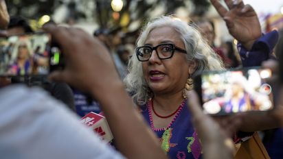Oaxaca, Mexiko, 25.11.2025: Yésica Sanchez Maya, Chefin von Consorcio, gibt der Presse nach der Demo ein Interview. Der Orange Day, ein internationaler Aktionstag zur Bekämpfung von Gewalt gegen Frauen und Mädchen, wird in Oaxaca mit einem Demozug vom bekannten "Antimonumenta" bis ins histroische Zentrum begangen.Partnerorganisation: Consorcio