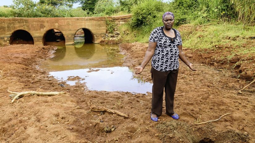 KENIA, ADS Anglican Development Services of Mount Kenya East, Stadt Embu, Weg nach Dorf Gichunguri, Dorfbewohner muessen Wasser ueber weite Entfernungen transportieren, verschmutzte Wasserstelle in einem trockenen Flussbett, ADS Mitarbeiterin Mary Gichobi