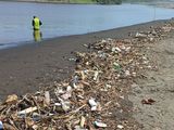 Folgen von Sturm und Starkregen: Plastikmüll und angeschwemmte Äste in der Bocana de Limón. 