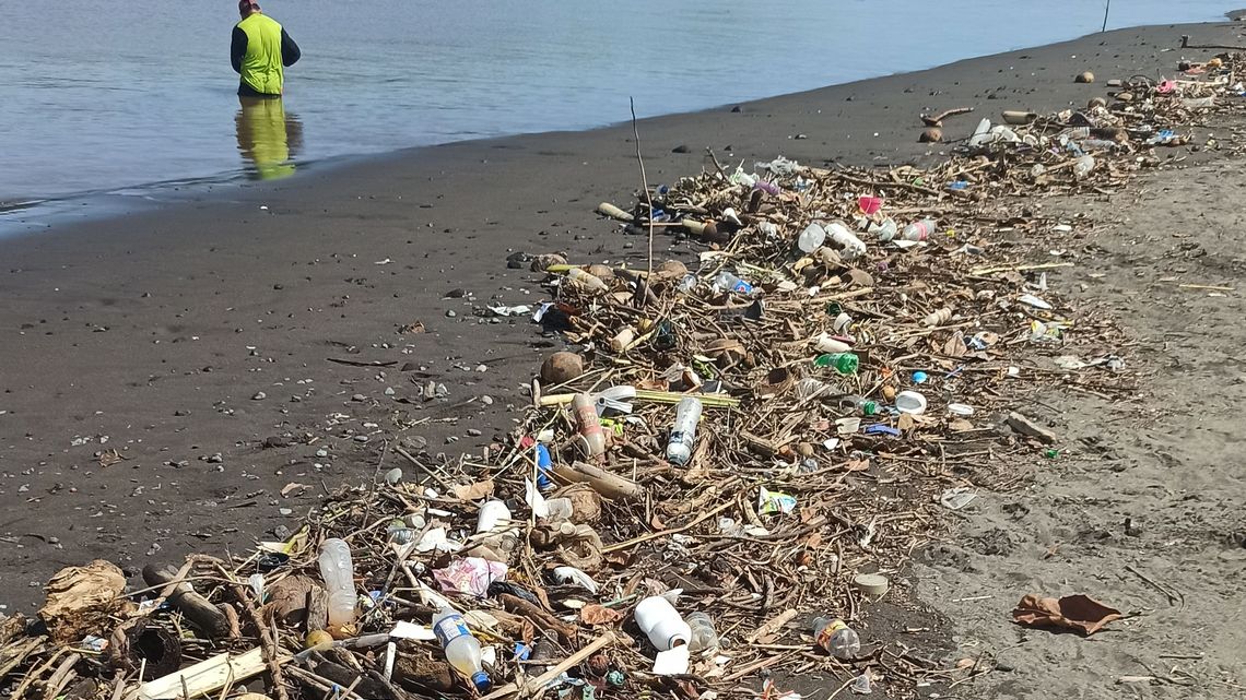 Folgen von Sturm und Starkregen: Plastikmüll und angeschwemmte Äste in der Bocana de Limón. 
