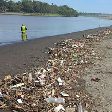 Plastikmüll wird durch Überschwemmungen in die Flussmündungen gespült