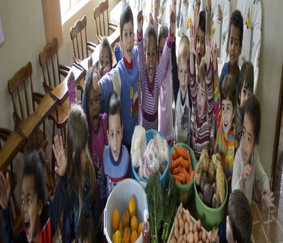 Kinder mit den ökologischen Lebensmittel, die von der Kooperative Cooperativa Uniao angeliefert wurden, Kindergarten der Gemeinde Cangucu "Branca de Neve" (Schneewittchen), Cangucu, Rio Grande do Sul, Brasilien; Foto: Florian Kopp / Brot für die Welt