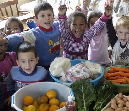 Kinder mit den ökologischen Lebensmittel, die von der Kooperative Cooperativa Uniao angeliefert wurden, Kindergarten der Gemeinde Cangucu "Branca de Neve" (Schneewittchen), Cangucu, Rio Grande do Sul, Brasilien; Foto: Florian Kopp / Brot für die Welt
