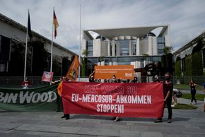 Berlin, 29.06.2020 Demonstration vor dem Kanzleramt "Stopp EU-Mercosur-Abkommen" 