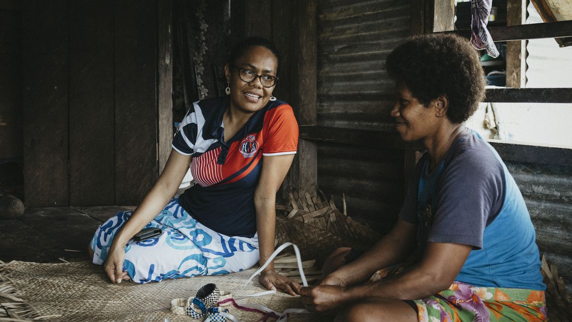 Vani D. Catanasiga (44), Geschäftsführerin FCOSS (Fiji Council of Social Services), der Partnerorganisation von Brot für die Welt unterhält sich mit Nemai Ruci (40) in ihrem Haus.