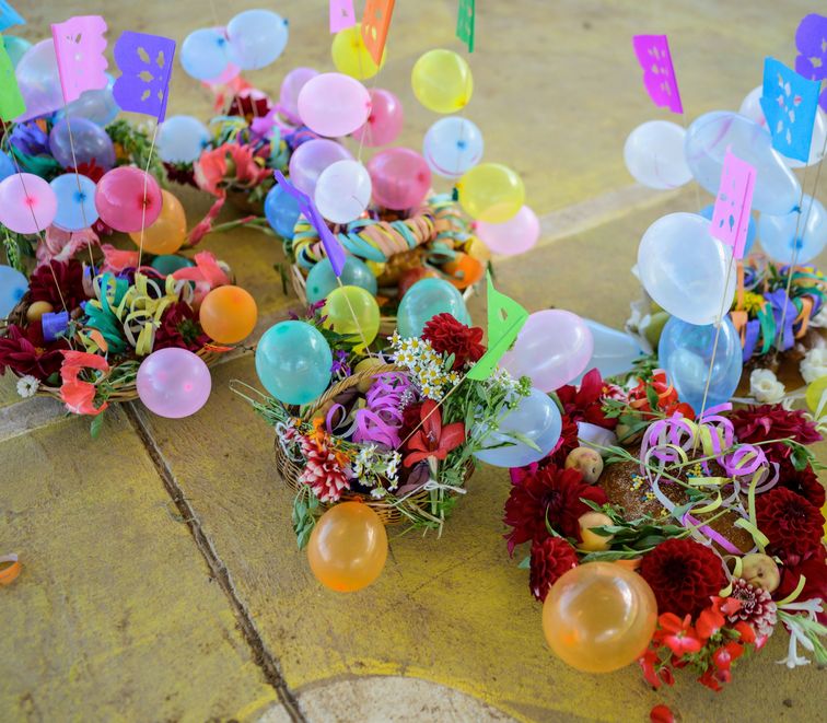 Orozas Norte, Padcaya, Bolivien. Kinder der lokalen Grundschule führen am Día des los Compadres traditionelle Tänze auf und vergeben Geschenkkörbe.Projektpartner: Acción Cultural Loyola (ACLO)