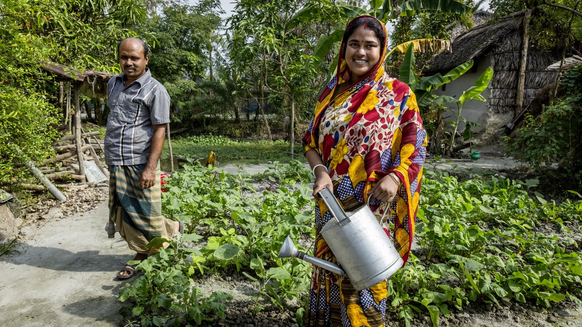 Suparna Raptan und ihr Mann in ihrem Gemüsegarten den sie mit dem Wasser des CCDB Brunnens bewässern
