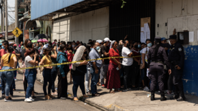 Ausnahmezustand in El Salvador: über 36.000 Menschen wurden festgenommen. Ihre Familienangehörigen warten auf Neuigkeiten.