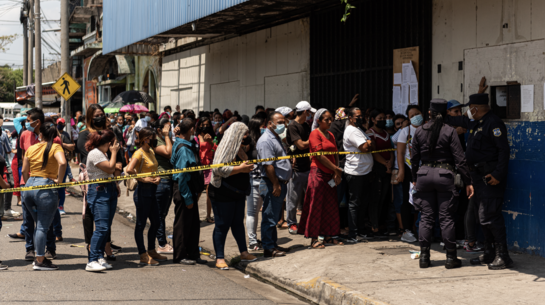 Ausnahmezustand in El Salvador: über 36.000 Menschen wurden festgenommen. Ihre Familienangehörigen warten auf Neuigkeiten.