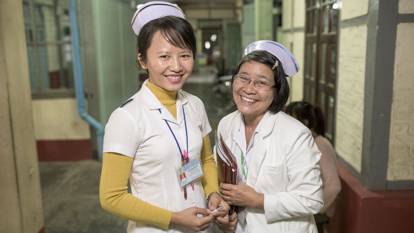 Oberschwester Htay Kyi mit junger Krankenschwester