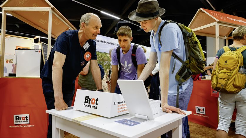 Klima-Challenge am Messestand von Brot für die Welt und Missio auf dem Messegelände, beim Kirchentag 2023 in Nürnberg.