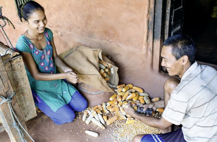 Shankhar Bhujal und seine Tochter trennen Maiskoerner vom Kolben in Kumaisimle am 20.09.16.Reportage zu dem Text von Mathias Peer ueber die Familie Bhujal die mit Hilfe des Brot fuer die Welt-Partners United Mission Nepal (UMN) in ihrem Dorf Kumaisimle (Dhading-Distrikt/Nepal) oekologische Landwirtschaft betreiben.Foto: Thomas Lohnes fuer Brot fuer die Welt
