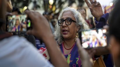 Oaxaca, Mexiko, 25.11.2025: Yésica Sanchez Maya, Chefin von Consorcio, gibt der Presse nach der Demo ein Interview. Der Orange Day, ein internationaler Aktionstag zur Bekämpfung von Gewalt gegen Frauen und Mädchen, wird in Oaxaca mit einem Demozug vom bekannten "Antimonumenta" bis ins histroische Zentrum begangen.Partnerorganisation: Consorcio
