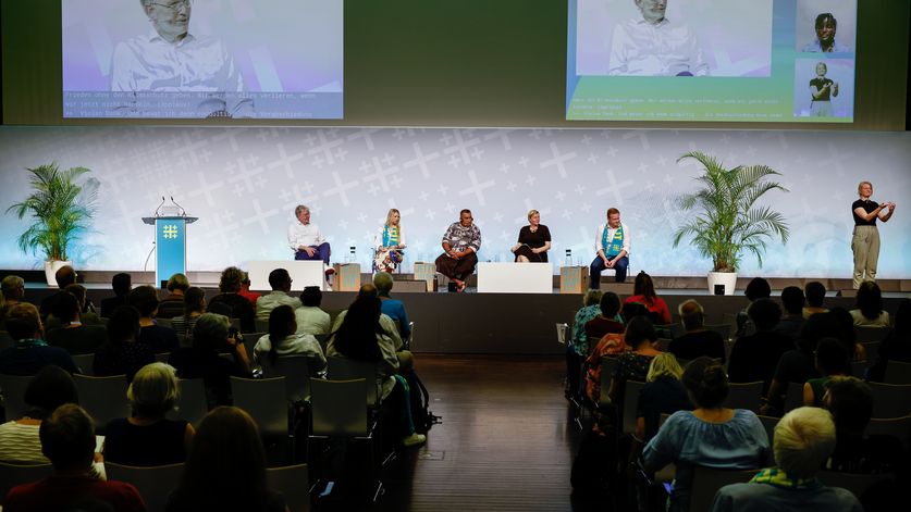 Kirchentag 2023 Podium „Klimakrise begrenzen – Global Gerecht?" auf der Hybridbühne NCC Messe in Nürnberg mit den Mitwirkenden Rev. James Bhagwan, Generalsekretär der Pazifischen Konferenz der Kirchen, Suva/Fidschi, Pfarrerin Dr. Dagmar Pruin, Präsidentin von Brot für die Welt und Diakonie Katastrophenhilfe, Dr. Kira Vinke, Leiterin Zentrum für Klima und Außenpolitik, Berlin, Vanessa Nakate, Klimaaktivistin, Kampala/Uganda  Frank Schwabe MdB, Bundesentwicklungsministerium, Berlin