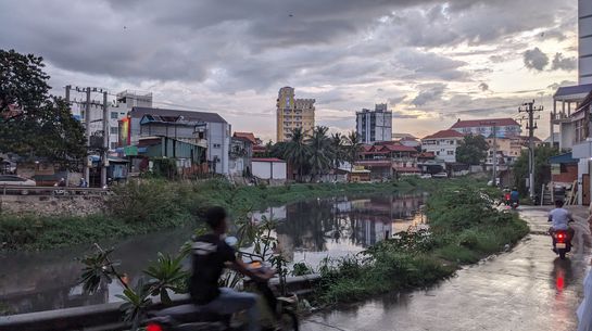 Phnom Penh in Abendstimmung. Es ist gerade Regenzeit und alles ist noch nass vom Regen am Nachmittag