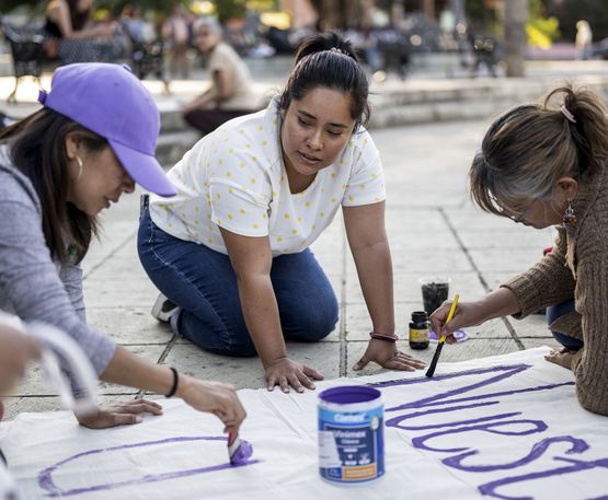 Oaxaca, Mexiko, 23.11.2025: Frauen verschiedener feministischer und Menschenrechts- Organisationen kommen am frühen Abend im Parque de Llano in der Altstadt von Oaxaca zusammen, um gemeinam Plakate, Banner und andere Materialien für eine am 25.11.2025, dem Internationalen Tag zur Beseitigung von Gewalt gegen Frauen-Orange Day-, stattfindende Demonstration zu gestalten. Auch einige Kinder und Männer unterstützen sie dabei.