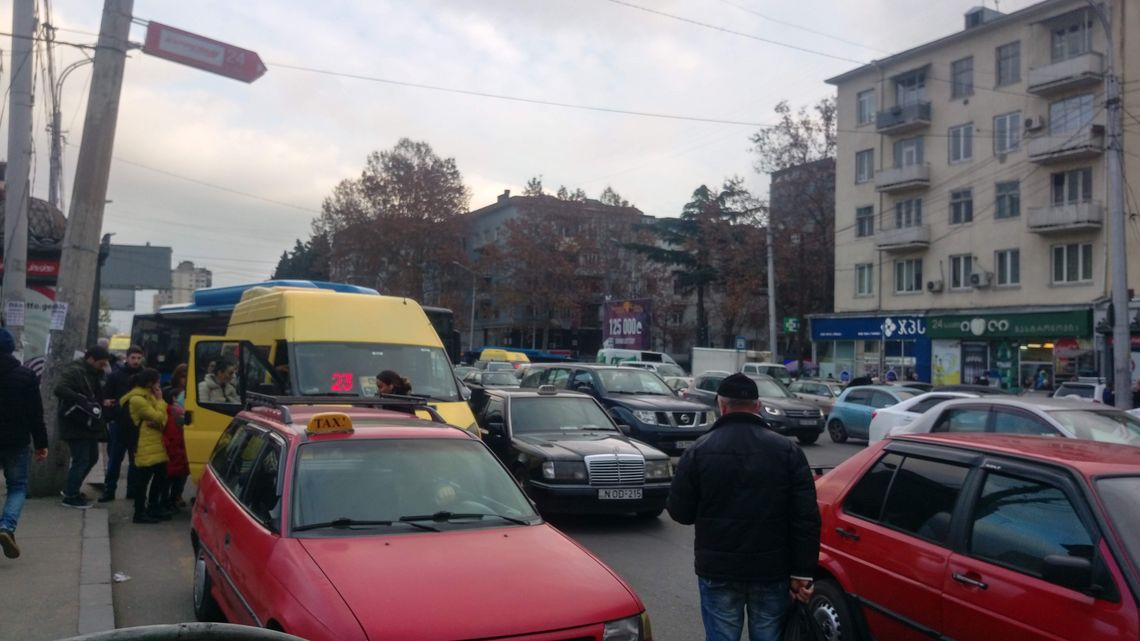 Die vollen Straßen in Tiflis gehen leider oft mit unzähligen Hupkonzerten, unatembarer Luft und wahnsinnigen Fahrmanövern einher. Hier sieht man zudem wie ein Minibus (Maschrutka) mit Menschen beladen wird. Das Netz der Maschrutky ist weit ausgebaut, leider gibt es keinen bekannten Fahrplan und oft muss man sich lange durchfragen, bis man die richtige Linie gefunden hat.