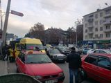 Die vollen Straßen in Tiflis gehen leider oft mit unzähligen Hupkonzerten, unatembarer Luft und wahnsinnigen Fahrmanövern einher. Hier sieht man zudem wie ein Minibus (Maschrutka) mit Menschen beladen wird. Das Netz der Maschrutky ist weit ausgebaut, leider gibt es keinen bekannten Fahrplan und oft muss man sich lange durchfragen, bis man die richtige Linie gefunden hat.