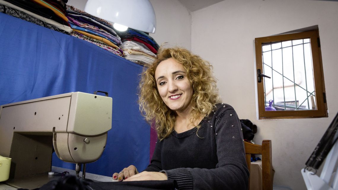 Albaner, Devaid, Tirana, Albanien, Ausbildungszentrum, Public Professional Training 4, Berufstraining, Lehrberuf, Lehre, Ausbildung, Berufsausbildung, Lehrlinge, Ausbilder, Berufsausbilder, Schule, Schulung, Schueler, Berufsschule, Berufsschueler, Ausbildungsort, Ausbildungsstaette, Trainingscenter, Devaid, NGO, Hilfsorganisation, Entwicklungshilfe, Brot fuer die Welt, Albanien, Vocational training, teaching, education, training, trainee, vocational training, apprentices, trainers, vocational trainers, school, students, vocational school, place of education, Training Center, Bread for the World, Training Centre, aid organization, development aid, Schneiderei, Schneiderwerkstatt, Scheiderinnen, Schneider, Schneiderin, Stoffe, Textilien, Werkstatt, Mode, Modeschnitte, Kleidung, Kleider, Naehen, Naeherin, Naehmaschine, Modedesign, Vjasilda Qokaj, Frau, Kleid, Atelier