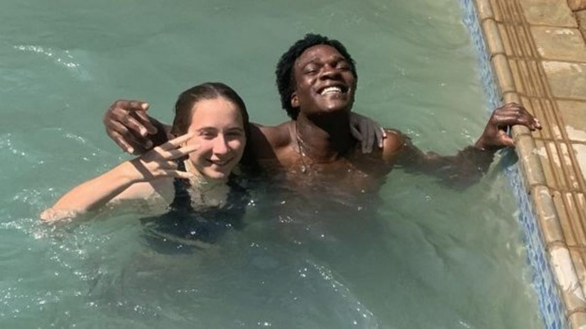 Peter Bwalya, einer unserer Freunde aus Kalingalinga, und ich