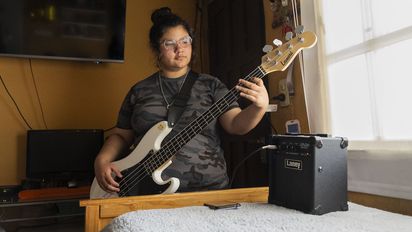 Die 16-jährige Anabella Jazmin Muñoz spielt am 12. November 2025 in ihrem Zimmer zu Hause in General Pacheco, Provinz Buenos Aires, Argentinien, Bass. Partnerorganisation: FHdO
