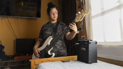 Die 16-jährige Anabella Jazmin Muñoz spielt am 12. November 2025 in ihrem Zimmer zu Hause in General Pacheco, Provinz Buenos Aires, Argentinien, Bass. Partnerorganisation: FHdO