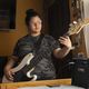 Die 16-jährige Anabella Jazmin Muñoz spielt am 12. November 2025 in ihrem Zimmer zu Hause in General Pacheco, Provinz Buenos Aires, Argentinien, Bass. Partnerorganisation: FHdO