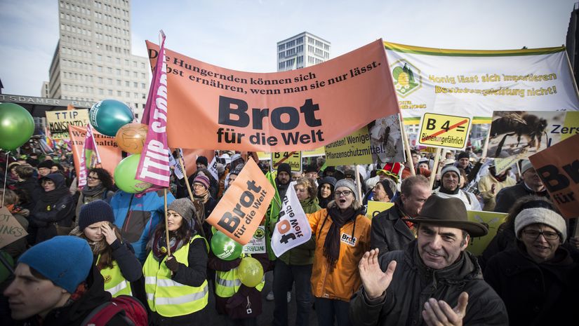 DEU, Deutschland, Berlin, 17.01.2015:  Brot für die Welt nimmt teil an der Demonstration unter dem Motto: „Wir haben es satt“ . 50.000 Menschen fordern den Stopp von Tierfabriken, Gentechnik und TTIP bei einer Demonstrantion, die Protestanten fordern: Stoppt Tierfabriken, Gentechnik und TTIP! Für die Agrarwende!(Hermann Bredehorst/Brot für die Welt)