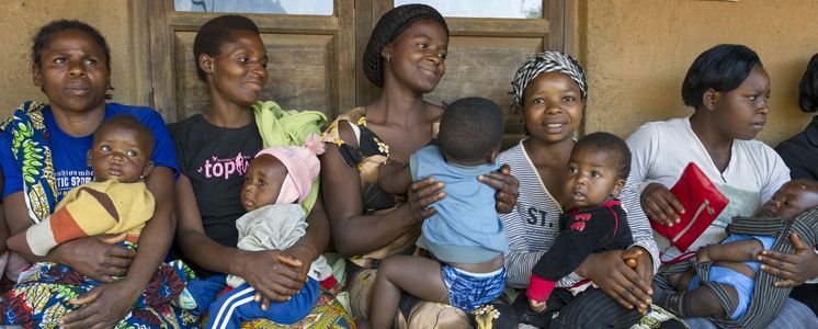 Women and their children are waiting for treatment at the "Boh Primary Health Care Center" of the partner organization "Cameroon Baptist Convention Health Services".