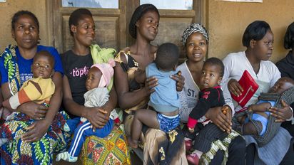 Frauen warten mit ihren Kindern auf eine Behandlung im "Boh Primary Health Care Center". Bis zur Mittagszeit haben vier medizinisch geschulte Pflegekraefte des Gesundheitszentrum rund 60 Kleinkinder gewogen und geimpft. Die Organisation CBCHS setzt sich fuer eine bessere Versorgung von Kindern und jungen Muettern ein. Dafuer werden ueberall im Land Gesundheitszentren errichtet. Projekt: Cameroon Baptist Convention Health Services (CBCHS)