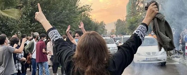 Frau demonstriert in Teheran und zieht Koptuch vom Kopf