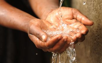 Szenen aus dem Projekt des BfdW Partners "Ethiopan Evangelical Church Mekane Yesus North Central Ethiopia Synod - DASSCFoto zeigt: Szenen aus dem Dorf Doro Ager.  Hier befindet sich das Wasserkomitee für den Brunnen eines großen Einzugsgebietes. Tsehaynesh Seid (28) und ihre Tochter nutzen den Brunnen in der ihres Hauses. Ihr Mann, She Seid Muhiye (43), ist Chairperson ds Brunnenkomitees.