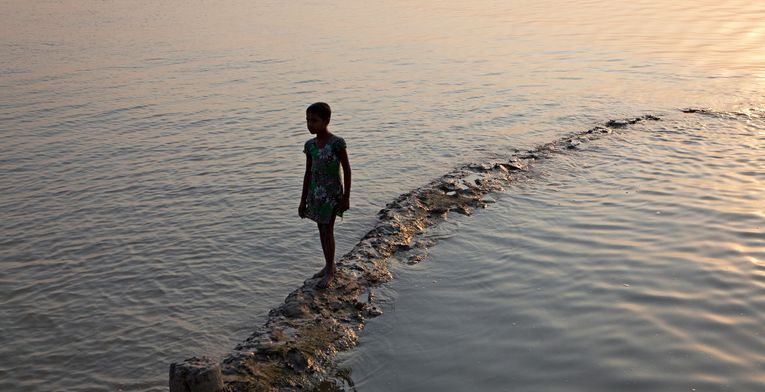 Weite Landstriche des Südens von Bangladesch sind bereits stark vom Ansteigen des Meeresspiegels betroffen.Solange keine Sturmflut kommt hält der Damm. Doch der Klimawandel bedroht viele Lebensräume in Bangladesch.