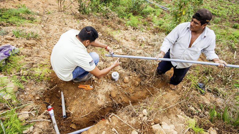 Jose Espejo Palomino mit Rohren, woraus das Bewaesserungssystem gebaut wird. CICAP-Mitarbeiter Jimmy Guerrero macht mit ihm zusammen die Instalation. (c) 2016 Kathrin Harms