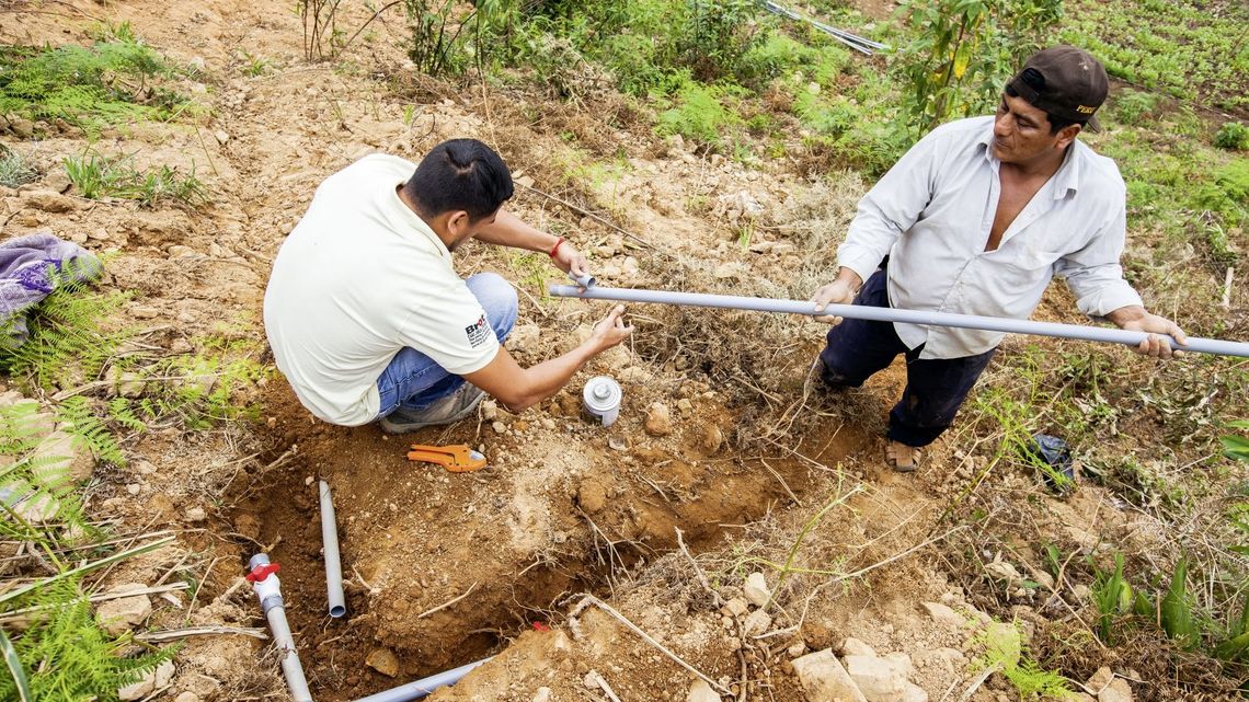Jose Espejo Palomino mit Rohren, woraus das Bewaesserungssystem gebaut wird. CICAP-Mitarbeiter Jimmy Guerrero macht mit ihm zusammen die Instalation. (c) 2016 Kathrin Harms