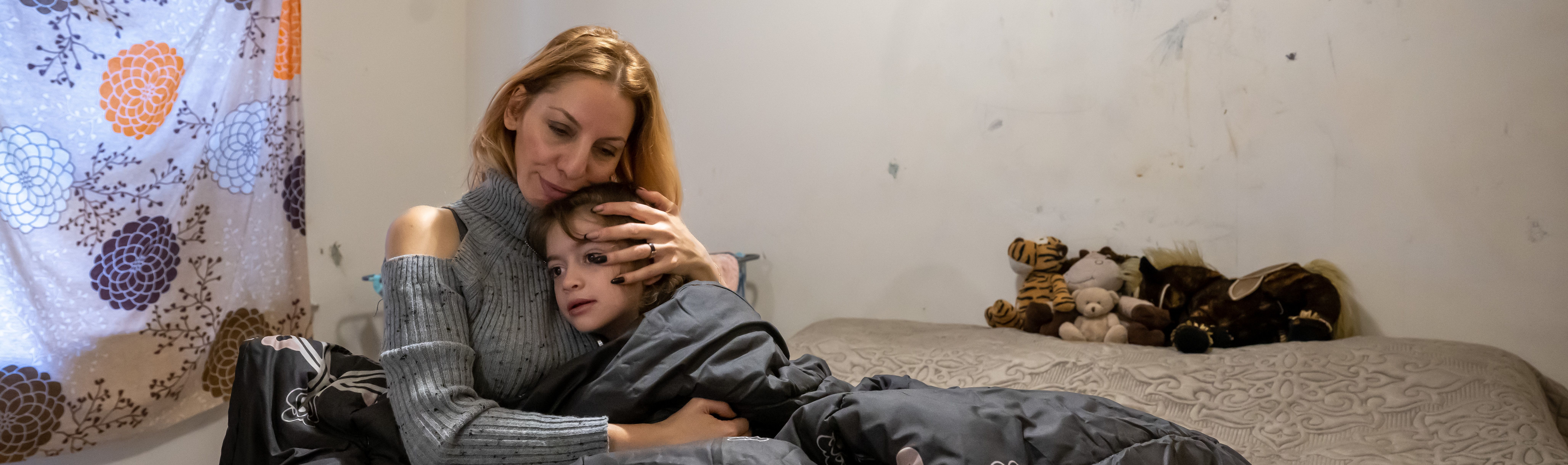 Mutter Nelly und Tochter Milena in der von Syunik zur Verfügung gestellten Wohnung