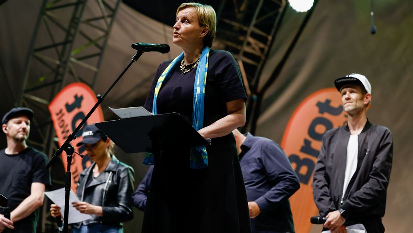 Abendsegen von Pfarrerin Dr. Dagmar Pruin mit Moderator*innen und Band auf der Bühne