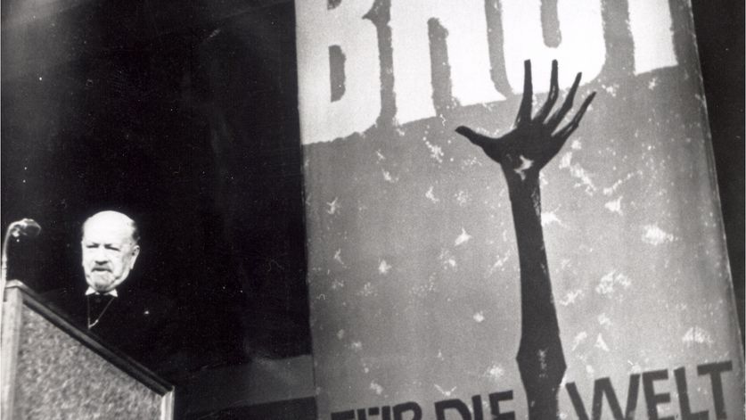 Text auf Rückseite vom original Fotoabzug:BfdW-Eröffnung 12.12.1959Unter diesem Motto fand am 12. Dezember 1959 abends in der Westberliner Deutschlandhalle eine Kundgebung der Evangelischen Kirche und der evangelischen Freikirchen in Deutschland statt. Foto: Presse-Foto WilsonBilderdienst BfdWStafflenbergstr. 76, 7000 Stuttgart 1Kennwort: Brot-Werbung