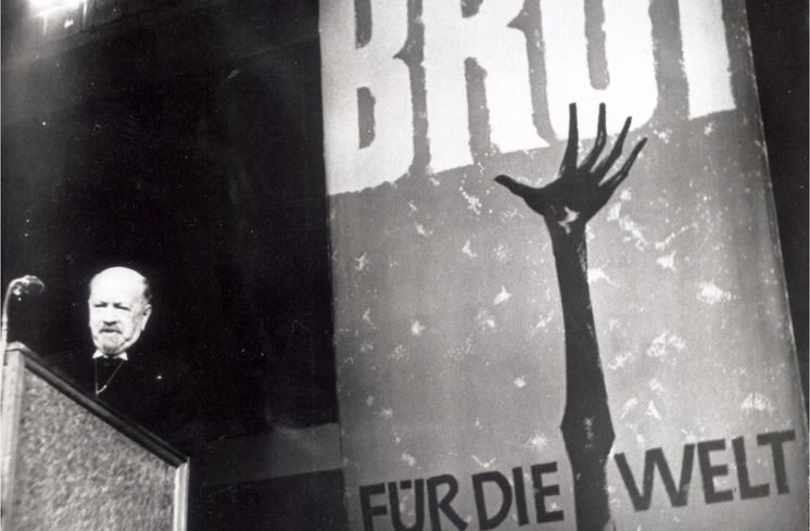 Foto: Presse-Foto Wilson Text auf Rückseite vom original Fotoabzug:BfdW-Eröffnung 12.12.1959Unter diesem Motto fand am 12. Dezember 1959 abends in der Westberliner Deutschlandhalle eine Kundgebung der Evangelischen Kirche und der evangelischen Freikirchen in Deutschland statt. Foto: Presse-Foto WilsonBilderdienst BfdWStafflenbergstr. 76, 7000 Stuttgart 1Kennwort: Brot-Werbung