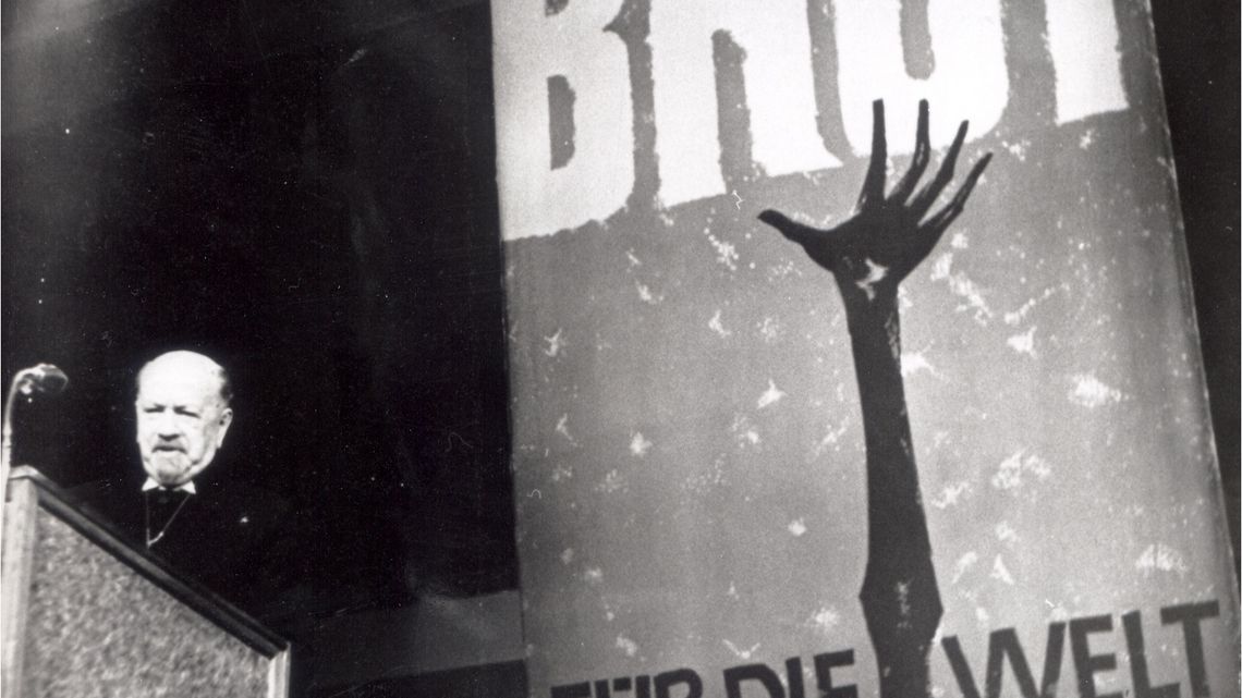Text auf Rückseite vom original Fotoabzug:BfdW-Eröffnung 12.12.1959Unter diesem Motto fand am 12. Dezember 1959 abends in der Westberliner Deutschlandhalle eine Kundgebung der Evangelischen Kirche und der evangelischen Freikirchen in Deutschland statt. Foto: Presse-Foto WilsonBilderdienst BfdWStafflenbergstr. 76, 7000 Stuttgart 1Kennwort: Brot-Werbung