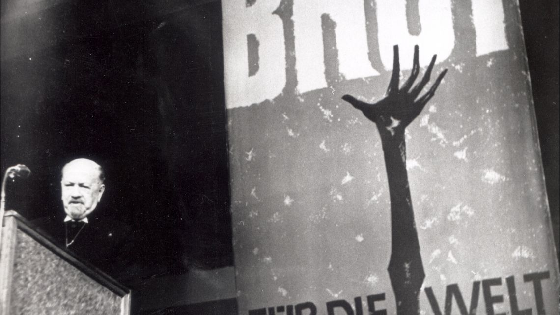 Text auf Rückseite vom original Fotoabzug:BfdW-Eröffnung 12.12.1959Unter diesem Motto fand am 12. Dezember 1959 abends in der Westberliner Deutschlandhalle eine Kundgebung der Evangelischen Kirche und der evangelischen Freikirchen in Deutschland statt. Foto: Presse-Foto WilsonBilderdienst BfdWStafflenbergstr. 76, 7000 Stuttgart 1Kennwort: Brot-Werbung