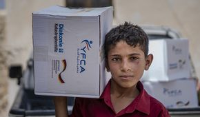 Rasheed Ali Saleh bei der Verteilung von Hygienekits (Wasserfilter, Kanister, Seife, Waschmittel).Projektpartner: Yemen Family Care Association (YFCA)