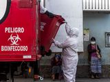 Entsorgung bioinfektiöser Abfälle vor dem Krankenhaus San Juan de Dios